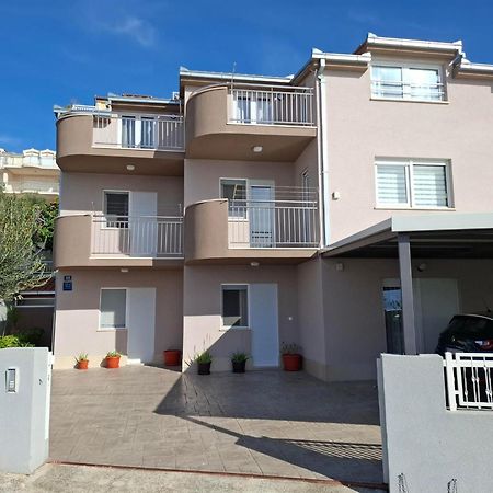 Apartment Ante Dugi Rat Exterior photo